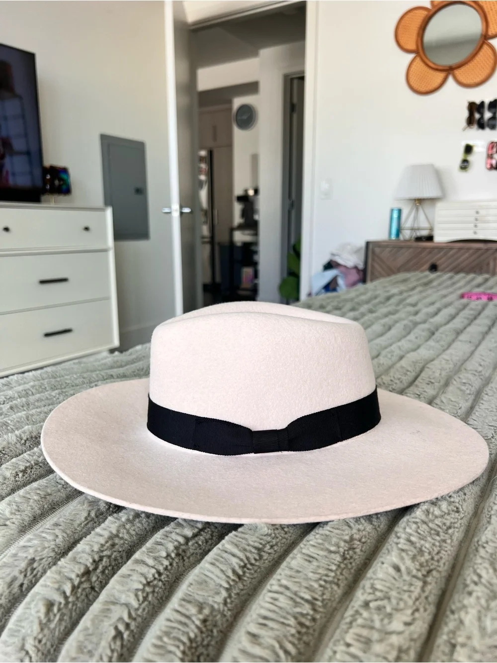 Alxiliary Women's 100% Wool Round Hat Cream Size XS/S
